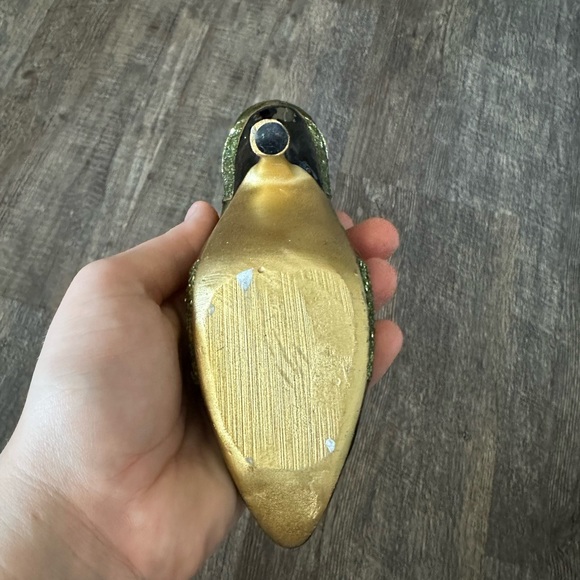 Beautiful Green High Heel Ring Display - Picture 6 of 7